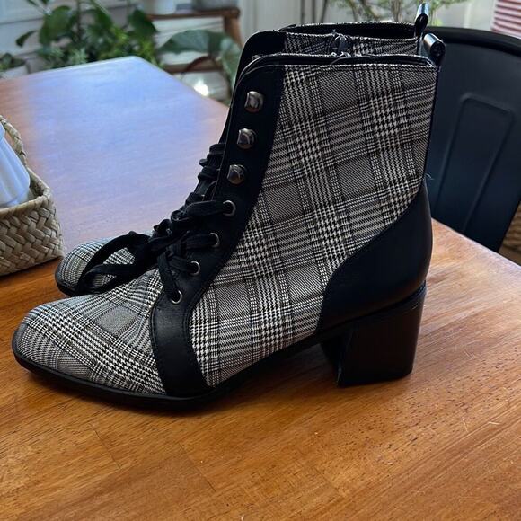 NEW Naturalizer size 7.5 Sevilla plaid and black booties boots - Picture 1 of 5